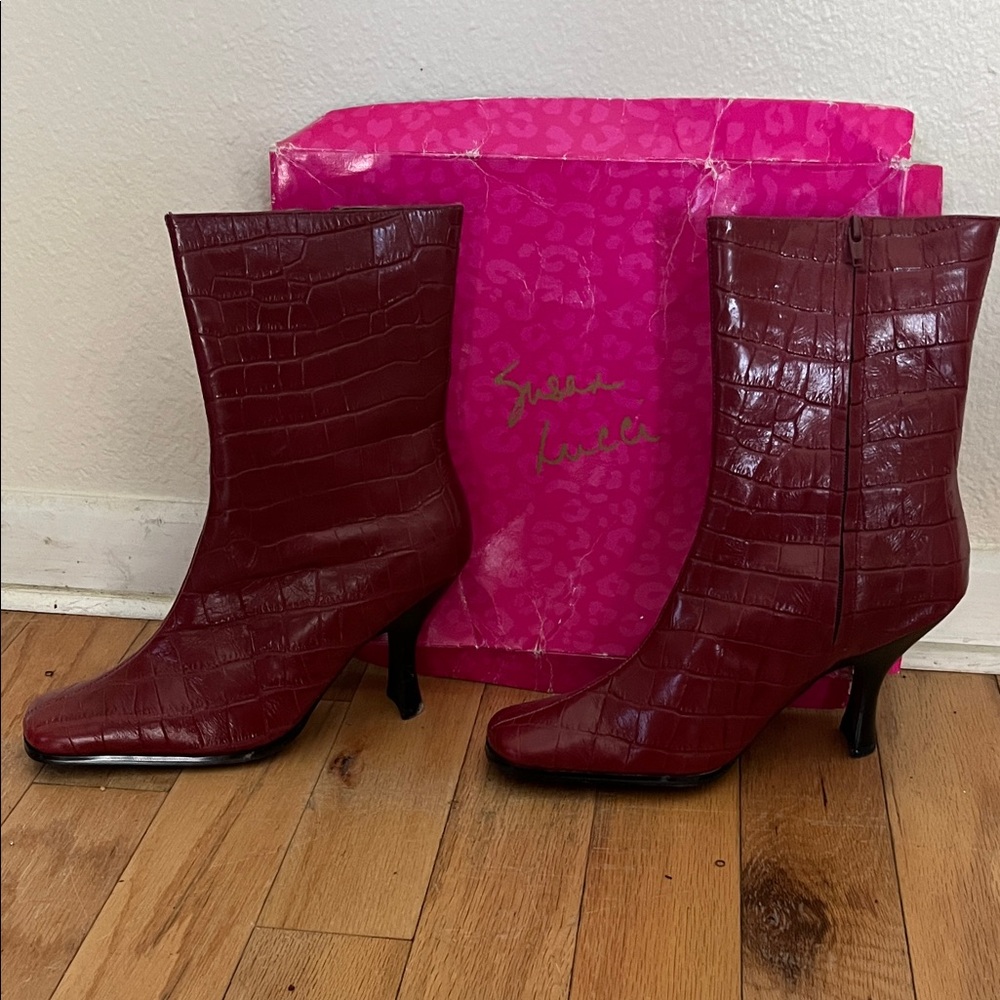 Chic Burgundy Croc-Embossed Heeled Boots